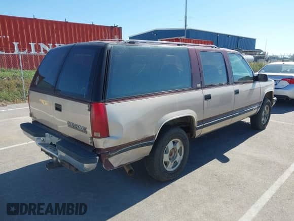 1993 Chevrolet Suburban z VIN 1GNFK16K8PJ405814, wystawiony jako IAAI lot #43430783 z przebiegiem 267 694 mil mil oraz . Historia ofert i sprzedaży dostępna na DreamBid. Obrazek 4.