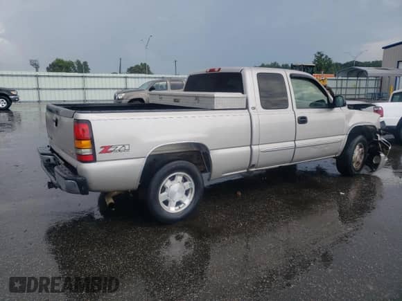 2005 GMC Sierra 1500 SLT z VIN 2GTEK19B551263431, wystawiony jako Copart lot #60635575 z przebiegiem 299 324 mil mil oraz Szkoda całkowita • Salvage title. Historia ofert i sprzedaży dostępna na DreamBid. Obrazek 3.
