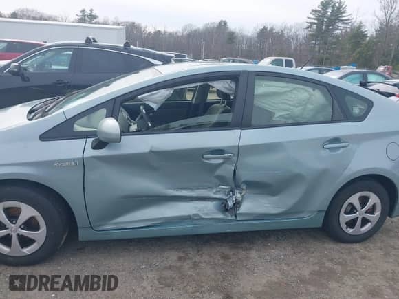 2015 Toyota Prius Four with VIN JTDKN3DU4F1971644, listed as a IAAI auction lot 41904201 with 106,530 mi miles and . Bid and sale history available at DreamBid. Image 6.