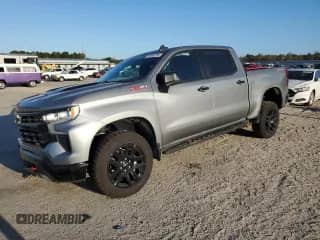 2024 Chevrolet Silverado 1500 LT Trail Boss z VIN 3GCUDFELXRG257798, wystawiony jako Copart lot #76945754 z przebiegiem 4 290 mil mil oraz Szkoda całkowita • Salvage title. Historia ofert i sprzedaży dostępna na DreamBid. Obrazek 1.