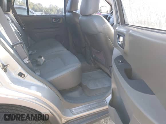 2004 Hyundai Santa Fe GLS z VIN KM8SC73E34U704154, wystawiony jako IAAI lot #43380665 z przebiegiem 68 777 mil mil oraz . Historia ofert i sprzedaży dostępna na DreamBid. Obrazek 8.