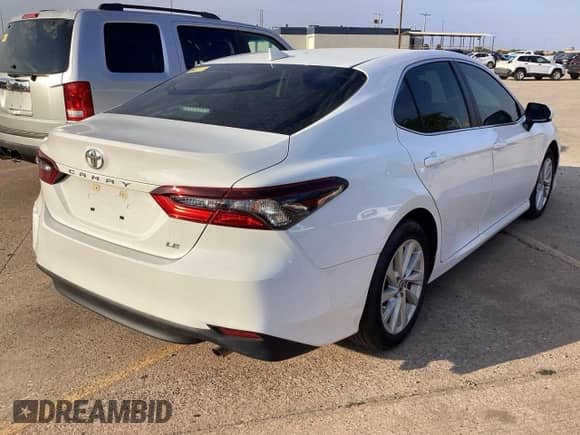 2021 Toyota Camry LE z VIN 4T1C11AK7MU595701, wystawiony jako Copart lot #85303255 z przebiegiem 30 616 mil mil oraz Czysty tytuł • Clean title. Historia ofert i sprzedaży dostępna na DreamBid. Obrazek 4.