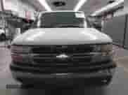 2000 Chevrolet Tahoe LS z VIN 1GNEK13T0YJ166981, wystawiony jako IAAI lot #42967135 z przebiegiem 257 867 mil mil oraz . Historia ofert i sprzedaży dostępna na DreamBid. Obrazek 12.