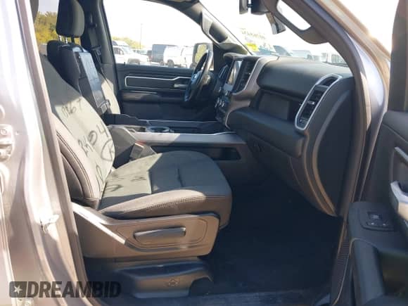 2022 Ram 1500 Big Horn z VIN 1C6RREBG3NN173629, wystawiony jako IAAI lot #40765434 z przebiegiem 57 662 mil mil oraz . Historia ofert i sprzedaży dostępna na DreamBid. Obrazek 5.