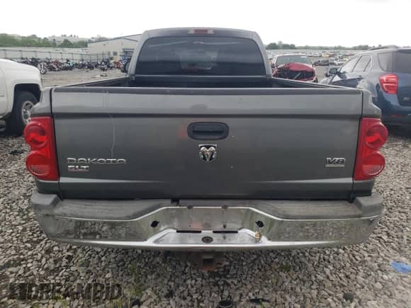 2005 Dodge Dakota SLT z VIN 1D7HE42N65S160583, wystawiony jako Copart lot #61182565 z przebiegiem 277 936 mil mil oraz Szkoda całkowita • Salvage title. Historia ofert i sprzedaży dostępna na DreamBid. Obrazek 6.