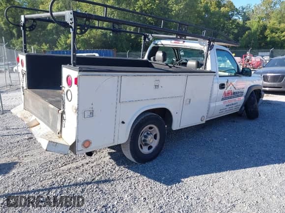2004 Chevrolet Silverado 2500HD z VIN 1GBHC24U44E219043, wystawiony jako IAAI lot #43102077 z przebiegiem 182 868 mil mil oraz . Historia ofert i sprzedaży dostępna na DreamBid. Obrazek 4.