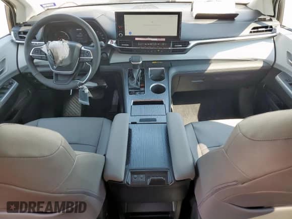 2025 Toyota Sienna XLE with VIN 5TDYRKEC6SS267909, listed as a Copart auction lot 70060145 with 905 mi miles and Salvage title. Bid and sale history available at DreamBid. Image 8.