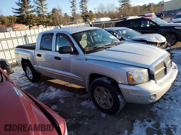 2005 Dodge Dakota SLT z VIN 1D7HW48K75S167004, wystawiony jako Copart lot #41908785 z przebiegiem 143 529 mil mil oraz Czysty tytuł • Clean title. Historia ofert i sprzedaży dostępna na DreamBid. Obrazek 4.