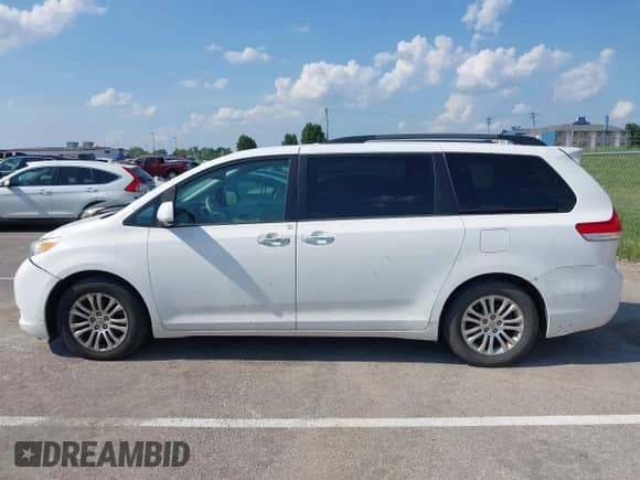 2013 Toyota Sienna XLE AAS with VIN 5TDYK3DC5DS327564, listed as a IAAI auction lot 42822134 with Not provided miles and . Bid and sale history available at DreamBid. Image 14.