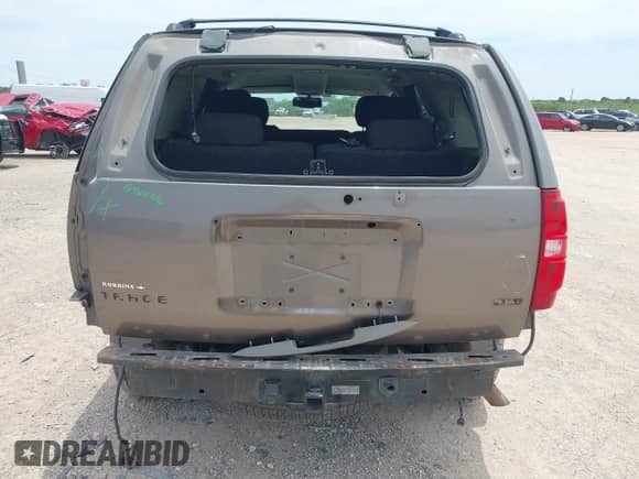 2011 Chevrolet Tahoe LS z VIN 1GNSCAE03BR325746, wystawiony jako IAAI lot #42269547 z przebiegiem 140 492 mil mil oraz . Historia ofert i sprzedaży dostępna na DreamBid. Obrazek 16.