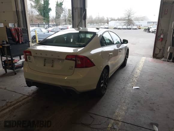 2017 Volvo S60 Dynamic z VIN YV140MTL9H2427847, wystawiony jako IAAI lot #41153688 z przebiegiem 117 465 mil mil oraz . Historia ofert i sprzedaży dostępna na DreamBid. Obrazek 4.