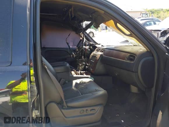 2014 Chevrolet Tahoe LTZ z VIN 1GNSKCE09ER100007, wystawiony jako IAAI lot #43163852 z przebiegiem 115 817 mil mil oraz . Historia ofert i sprzedaży dostępna na DreamBid. Obrazek 5.