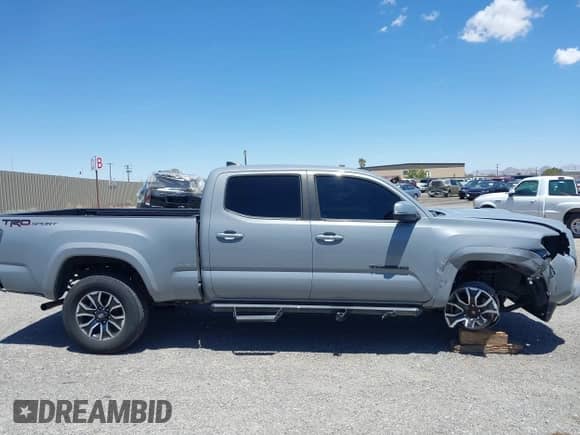 2020 Toyota Tacoma SR5 z VIN 3TMBZ5DN9LM027314, wystawiony jako IAAI lot #42258246 z przebiegiem 81 254 mil mil oraz . Historia ofert i sprzedaży dostępna na DreamBid. Obrazek 14.