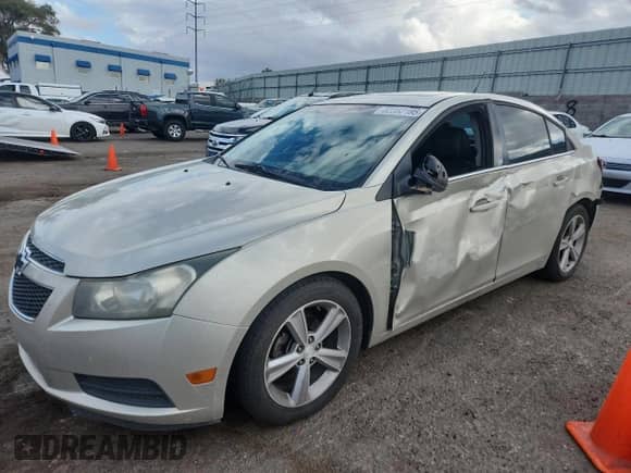 2013 Chevrolet Cruze 2LT с VIN 1G1PE5SB4D7127576, выставлен на аукционе Copart как лот 82352185 с пробегом 277 798 миль миль и Списание • Salvage title. История ставок и продаж доступна на DreamBid. Изображение 1.