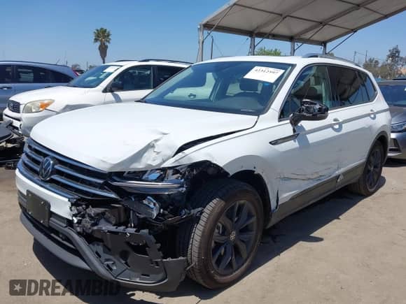 2024 Volkswagen Tiguan SE with VIN 3VVNB7AX4RM198923, listed as a IAAI auction lot 42312597 with 6,827 mi miles and . Bid and sale history available at DreamBid. Image 17.