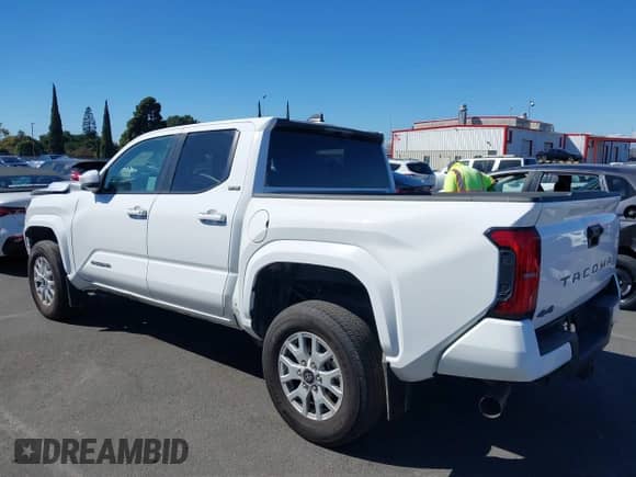 2024 Toyota Tacoma TRD Off Road с VIN 3TMLB5JN5RM057125, выставлен на аукционе IAAI как лот 43274488 с пробегом 22 542 миль миль и . История ставок и продаж доступна на DreamBid. Изображение 14.