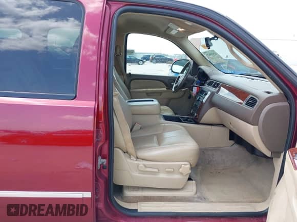 2010 Chevrolet Suburban LT z VIN 1GNUCJE03AR267838, wystawiony jako IAAI lot #42535623 z przebiegiem 265 769 mil mil oraz . Historia ofert i sprzedaży dostępna na DreamBid. Obrazek 5.