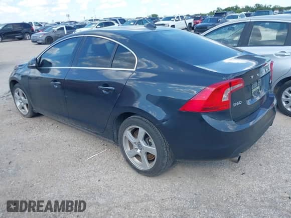 2013 Volvo S60 T5 Premier z VIN YV1612FS6D2185459, wystawiony jako IAAI lot #43140809 z przebiegiem 167 059 mil mil oraz . Historia ofert i sprzedaży dostępna na DreamBid. Obrazek 3.