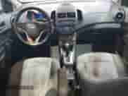 2012 Chevrolet Sonic LT с VIN 1G1JC5SH8C4105712, выставлен на аукционе Copart как лот 84606115 с пробегом 233 577 миль миль и Списание • Salvage title. История ставок и продаж доступна на DreamBid. Изображение 8.