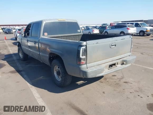 2005 Chevrolet Silverado 3500 SRW LT z VIN 1GCHK33215F897250, wystawiony jako IAAI lot #41468908 z przebiegiem 386 679 mil mil oraz . Historia ofert i sprzedaży dostępna na DreamBid. Obrazek 3.