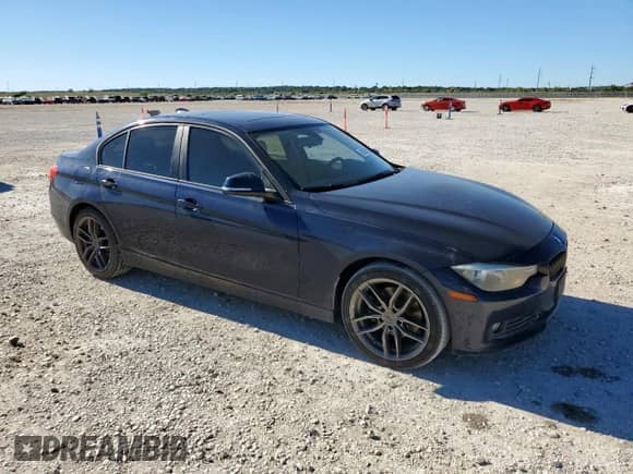 2015 BMW 3 Series 320i z VIN WBA3B1C53FK139411, wystawiony jako Copart lot #90395895 z przebiegiem 172 038 mil mil oraz Czysty tytuł • Clean title. Historia ofert i sprzedaży dostępna na DreamBid. Obrazek 4.