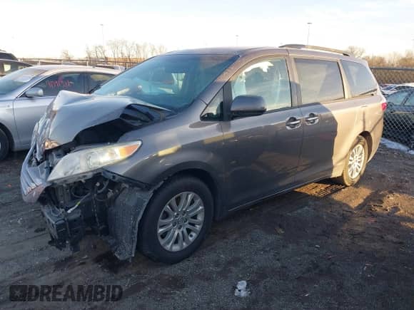 2017 Toyota Sienna XLE Auto Access Seat z VIN 5TDYZ3DC3HS880828, wystawiony jako IAAI lot #41609436 z przebiegiem 106 855 mil mil oraz . Historia ofert i sprzedaży dostępna na DreamBid. Obrazek 2.