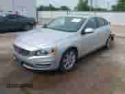2016 Volvo S60 T5 Drive-E Premier z VIN YV126MFK8G2406947, wystawiony jako IAAI lot #42527322 z przebiegiem 49 795 mil mil oraz . Historia ofert i sprzedaży dostępna na DreamBid. Obrazek 2.