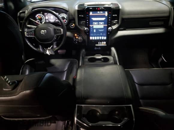 2020 Ram 1500 Laramie z VIN 1C6SRFRT9LN347033, wystawiony jako Copart lot #66553815 z przebiegiem 34 764 mil mil oraz Szkoda całkowita • Salvage title. Historia ofert i sprzedaży dostępna na DreamBid. Obrazek 8.