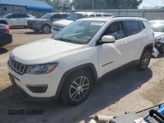 2019 Jeep Compass Latitude z VIN 3C4NJCBBXKT736551, wystawiony jako Copart lot #68978595 z przebiegiem 55 992 mil mil oraz Szkoda całkowita • Salvage title. Historia ofert i sprzedaży dostępna na DreamBid. Obrazek 1.