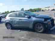 2021 Hyundai Kona SE z VIN KM8K12AA6MU705288, wystawiony jako IAAI lot #39764414 z przebiegiem 75 528 mil mil oraz . Historia ofert i sprzedaży dostępna na DreamBid. Obrazek 12.