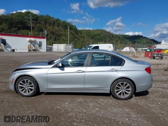 2016 BMW 3 Series 320i xDrive z VIN WBA8E5G58GNT41658, wystawiony jako IAAI lot #43407978 z przebiegiem 117 880 mil mil oraz . Historia ofert i sprzedaży dostępna na DreamBid. Obrazek 14.