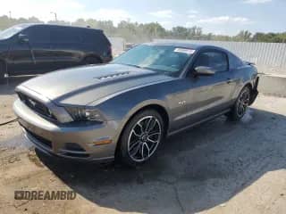 2013 Ford Mustang GT Premium z VIN 1ZVBP8CF4D5268350, wystawiony jako Copart lot #83868615 z przebiegiem 108 706 mil mil oraz Szkoda całkowita • Salvage title. Historia ofert i sprzedaży dostępna na DreamBid. Obrazek 1.