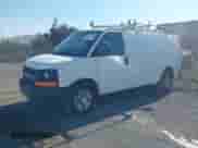 2013 Chevrolet Express Cargo z VIN 1GCWGFCA9D1141338, wystawiony jako IAAI lot #43226135 z przebiegiem 196 290 mil mil oraz . Historia ofert i sprzedaży dostępna na DreamBid. Obrazek 2.