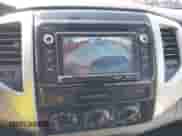 2015 Toyota Tacoma PreRunner z VIN 5TFTX4GN2FX041893, wystawiony jako IAAI lot #43129780 z przebiegiem 89 276 mil mil oraz . Historia ofert i sprzedaży dostępna na DreamBid. Obrazek 19.