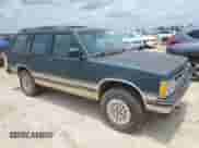 1993 Chevrolet Blazer z VIN 1GNDT13W2P2111444, wystawiony jako Copart lot #61199575 z przebiegiem 177 604 mil mil oraz Czysty tytuł • Clean title. Historia ofert i sprzedaży dostępna na DreamBid. Obrazek 4.