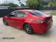 2023 Toyota Camry SE z VIN 4T1G11AK7PU120197, wystawiony jako Copart lot #87272985 z przebiegiem 55 574 mil mil oraz Szkoda całkowita • Salvage title. Historia ofert i sprzedaży dostępna na DreamBid. Obrazek 3.