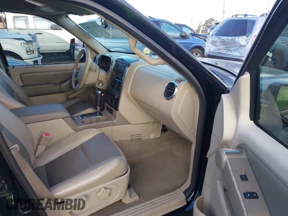 2007 Ford Explorer XLT z VIN 1FMEU73817UB67616, wystawiony jako IAAI lot #43313901 z przebiegiem 232 969 mil mil oraz . Historia ofert i sprzedaży dostępna na DreamBid. Obrazek 5.