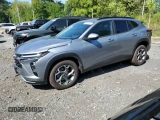 2025 Chevrolet Trax LT с VIN KL77LHEP5SC199166, выставлен на аукционе Copart как лот 68863605 с пробегом 1 795 миль миль и Списание • Salvage title. История ставок и продаж доступна на DreamBid. Изображение 1.