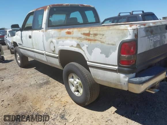 1996 Dodge 1500 z VIN 3B7HF13Z5TG183008, wystawiony jako IAAI lot #42320792 z przebiegiem 446 432 mil mil oraz . Historia ofert i sprzedaży dostępna na DreamBid. Obrazek 14.