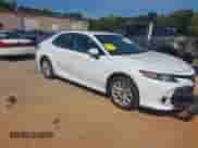 2020 Toyota Camry LE z VIN 4T1L11AK2LU999293, wystawiony jako IAAI lot #43202655 z przebiegiem 52 070 mil mil oraz . Historia ofert i sprzedaży dostępna na DreamBid. Obrazek 1.