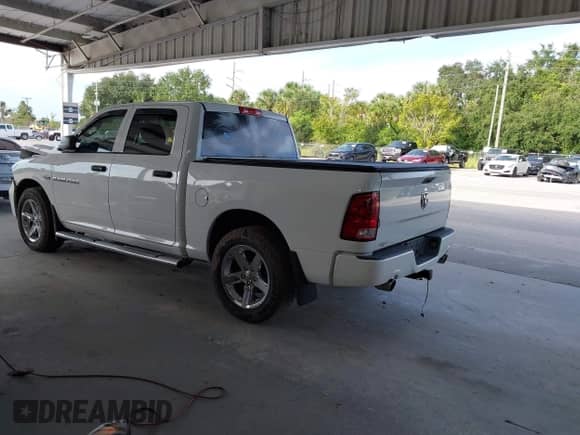 2012 Ram 1500 Express z VIN 1C6RD6KT0CS236587, wystawiony jako IAAI lot #43254702 z przebiegiem 132 897 mil mil oraz . Historia ofert i sprzedaży dostępna na DreamBid. Obrazek 3.
