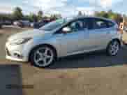 2013 Ford Focus Titanium z VIN 1FADP3N26DL135843, wystawiony jako Copart lot #85565945 z przebiegiem 88 213 mil mil oraz Szkoda całkowita • Salvage title. Historia ofert i sprzedaży dostępna na DreamBid. Obrazek 1.