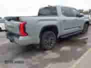 2024 Toyota Tundra Platinum z VIN 5TFNA5DB4RX182558, wystawiony jako IAAI lot #43363749 z przebiegiem 21 696 mil mil oraz . Historia ofert i sprzedaży dostępna na DreamBid. Obrazek 4.