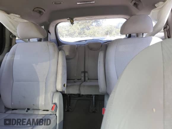 2016 Kia Sedona L с VIN KNDMA5C17G6144572, выставлен на аукционе Copart как лот 68245375 с пробегом 90 140 миль миль и Списание • Salvage title. История ставок и продаж доступна на DreamBid. Изображение 10.