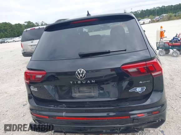 2022 Volkswagen Tiguan SE R-Line Black с VIN 3VV8B7AX7NM103374, выставлен на аукционе IAAI как лот 43190799 с пробегом 56 413 миль миль и . История ставок и продаж доступна на DreamBid. Изображение 16.