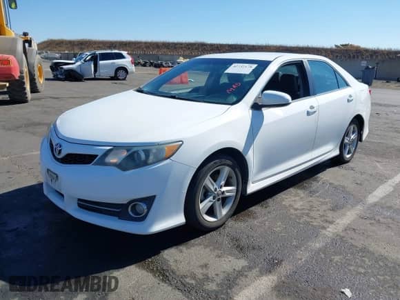 2014 Toyota Camry SE with VIN 4T1BF1FK0EU763475, listed as a IAAI auction lot 42732178 with 140,070 mi miles and . Bid and sale history available at DreamBid. Image 2.