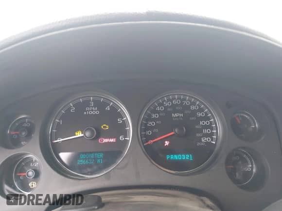 2007 Chevrolet Suburban LTZ z VIN 1GNFC16077R223342, wystawiony jako IAAI lot #42513496 z przebiegiem 256 637 mil mil oraz . Historia ofert i sprzedaży dostępna na DreamBid. Obrazek 7.