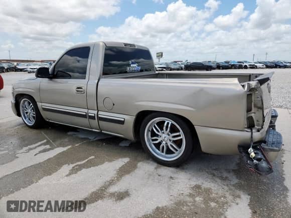 2002 GMC Sierra 1500 z VIN 1GTEC14W32Z117037, wystawiony jako Copart lot #61937045 z przebiegiem Nie podano mil oraz Szkoda całkowita • Salvage title. Historia ofert i sprzedaży dostępna na DreamBid. Obrazek 2.