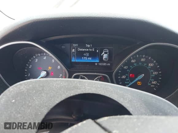 2014 Ford Focus Titanium z VIN 1FADP3N2XEL221125, wystawiony jako IAAI lot #43258398 z przebiegiem 165 585 mil mil oraz . Historia ofert i sprzedaży dostępna na DreamBid. Obrazek 7.