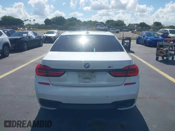 2019 BMW 7 Series 740i z VIN WBA7E2C50KB216678, wystawiony jako IAAI lot #42517585 z przebiegiem 56 572 mil mil oraz . Historia ofert i sprzedaży dostępna na DreamBid. Obrazek 17.